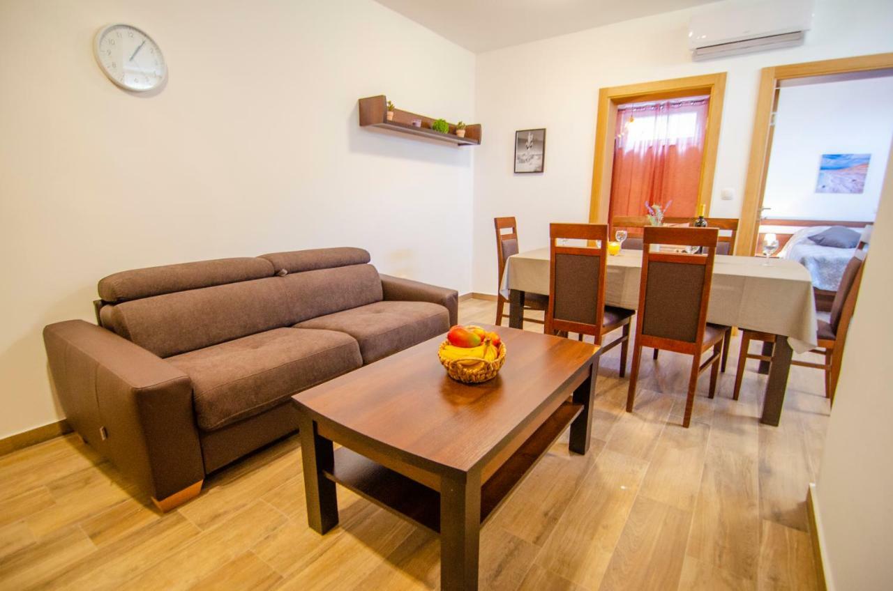 Apartments Sara 4 โบล ภายนอก รูปภาพ